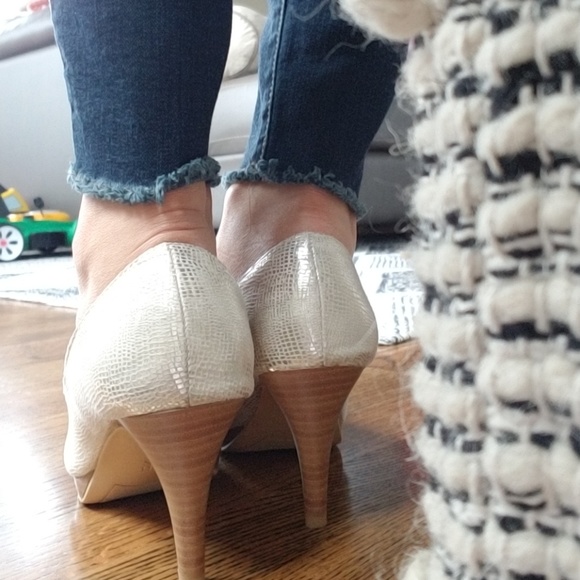 Bandolino Silver Peep Toe Heels - Picture 3 of 8